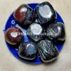 Garnet em Flashy Arfvedsonite Crystal Rocks Tumbled Stones Artesanato Polido 20-30mm Irreuglar Natural Fogos-de-artifício Gemstone Potência Pessoal Astrophyllite Stone 1000g