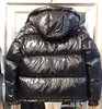 PARKAS 2023 디자이너 남자 나일론 다운 폭격기 재킷 반짝이는 아플리케 도착성 후드 림 포켓 지퍼 NFC 스캔 따뜻한 코트