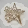 Klassieke Merk Luxe Desinger Broche Vrouwen Ster Inlay Kristal Strass Parel Letters Broches Pak Pin Mode-sieraden Kleding Decoratie Accessoires Geschenken