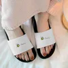 Pantoufles femmes 2021 sandales d'été Kawaii Animal abeille plage diapositives maison sans lacet chaussures féminines tongs