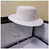 Breda brimhattar 2021 Sun Hat For Women Straw Flat Top Pearl Chain Fedoras Ladys Summer Cap Visors Elegant Vintage2246288