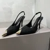 Kadınlar Elbise Ayakkabı 2022 Bahar Yeni 21SS Moda Bayanlar Yüksek Topuk Ayakkabı Sandalet Altın Gümüş Zincir Seksi Metal Ayak Parça Boyutu: 35-40