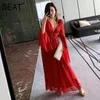 Femmes Dentelle Rouge Creux Out Bandage Poignets Fendus Plis Robe Col En V À Manches Longues Slim Fit Mode Marée Été 7E0259 210421