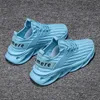 2021 스포츠 러닝 신발 남성 패션 캐주얼 야외 통기성 메쉬 블랙 화이트 블루 스니커즈 트레이너