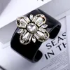 Armreif HAHATOTO Trendy Black Resin Intarsien Handmade Crystal Beaded Flower Statement Damenschmuck 3297