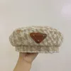 Berety Kapelusz Projektant Czapki Luksusowe Trójkąt P Kobiety Berety Projektant Kapelusze Wiadro Casquette Czapka Beanie Berety Wiadro Dopasowana Czapka D218301HL