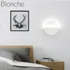 Nowoczesne dekoracyjne lampy LED Ściół światło do domu czarny biały wierzchowca Nordic Sconce Moon El łóżko okrągłe lampy