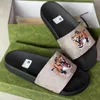 2021 Designer Slides Sandalo Scarpe Designer Slide sexy Old Men Sandali da spiaggia Ladies Luxurys Donna Scarpe di gomma Moda Pantofola Fiore Su Ujcu