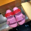 2021 Klassieke slippers Zomer vrouw strand Cartoon Big Head Slippers Designer Leer Platte vrouw Riem gesp sandalen Hotel Bad mannen slippers