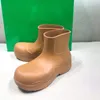 2021 Créateur de mode Bottes de pluie de luxe Botte courte en peau de mouton Coussin en latex Pieds Plate-forme Femmes Chaussures décontractées Matériel de haute qualité9012698