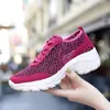 2021 Designer Running Schoenen voor Dames Wit Grijs Paars Roze Zwart Mode Mens Trainers Hoge Kwaliteit Buitensport Sneakers Maat 35-42 QE