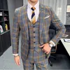 英国スタイルのカーキ格子縞のスーツメンジャケットベストパントパーティーウェディングチェックTraje Novio Male Costume 3 Piece Homme Men039s Suits8453735