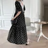 Korejpaa Kadınlar Elbise Yaz Fransız Mizaç V Yaka Dantel Tığ Dikiş Yüksek Bel Gevşek Polka Dot Puf Kol Vestido 210526