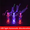 Glow In The Dark Hookah Glass Oil Burner Bong Luzes LED Recycler Bubbler Smoking Water Bong Dab Rig Heady Beaker Bongs Portátil para viagens Melhor presente para ferramentas de fumante