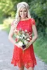 2021 Billiga brudtärna klänningar Country Jewel Neck Red Knee Längd Kortärmad Full Lace En Linje Plus Storlek Baklösa Formell Maid of Honor Gowns