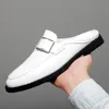 Новые приливы случайные тапочки крытые белые мужчины мокасины патентные кожаные половинные одежды обувь элегантные квартиры металлические украшения