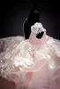 2022かわいい淡いピンクの花の女の子のドレスvネックハンドメイドの花の誕生日リトルガールズウェディングドレス聖体床の床の長さRuffles Ruffles