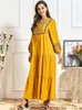 Vestido maxi de bordado folclórico de Siskakia para mulheres Fall 2021 DOT AMARELO POMPOM POMPOM