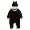 Schattige Baby Jongens Meisjes Merk Rompertjes Letters F Baby Jumpsuits met lange mouwen en hoeden Herfst Winter Peuter Warm houden Gebreide Onesie4377966