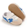 Baby First Walkers Barn Grid Cloth Gummi Sole Skor Spädbarn Fretwork Tyg Sneakers Nyfödda Stövlar Barn Tofflor Toddler Soft Summer Cool Moccasins Drop Ship