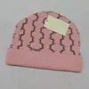 Дизайнерская буква Beanie for Women Ladies 2021 Новая тенденция модного бренда вязаная шляпа черный розовый зимний принт шаблон