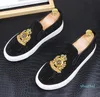 2020 Nya Luxury Spikes Flat Leather Shoes Rhinestone Fashion Men Broderi Loafer Klänning Skor Rökning Slipper Casual Shoe