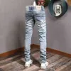 Mens Classic Vintage Light Blue Ripped Jeans Men Fashion Koreansk stil Broderi Straight Slim Fit Denim Byxor