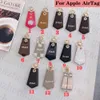 Officiell lyxdesigner läderremmar för äpple lufttagsläcke Keychain Fashion Female Mens Högkvalitativa Golden Key Chain Pattern Metal Pendant Bag Decoration