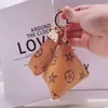 3color Luxury Old Flowers Pattern Keychains Men Women Fashion Designer Bag Hanging Buckle Auto Car PU Leather Key Ring Keychain Simple Cute Mini Coin Purse Pendant