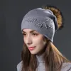 Beanie / черепные колпачки женские зимние вязаные шапочки шляпа с енотным мехом POM теплый горный хрусталь и жемчужное украшение вязание крышки для женщин