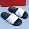 Verkopen Goed Zomer Mannen Vrouwen Slippers Mode Dia's Licht Gewicht Triple Zwart Wit Grijs Outdoor Heren Platte Flippers Beach Hotel Platform Sandalen US5.5-11