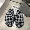 Zapatillas peludas de casa de invierno de diseño clásico para mujer, pantuflas mullidas de piel sintética para el hogar, patrón de rejilla marrón plano, zapatos de piso de interior a la moda para mujer