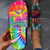 여성 슬리퍼 2021 여름 샌들 여성 프린트 플랫 플랫폼 무지개 무지개 여성 야외 슬라이드 넥타이 염료 해변 신발