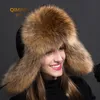 Kvinnor Naturliga Raccoon Fur Caps Ushanka Hattar För Vinter Tjock Varm Öron Mode Bomber Pom Pom Hat Lady Real Fox Fur Cap Pompon