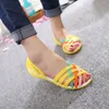 Mulheres Sandálias Verão Candy Color Sho Peep Toe Stapy Beach Valentine Arco-íris Clogs Jelly Woman Flats