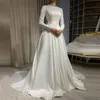 Proste Białe Długie Rękawy Satin Sukienka Ślubna 2022 Muzułmańskie suknie ślubne Vestidos de Novia Gelinlik Perły Zroszony Court Train Korean Bride Sukienki