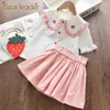 Beer Leider Kinderkleding Sets Mode Meisjes Stawberry Summer Clothing Sets Borduurwerk T-shirt en Jurk Leuke Outfits 210708