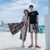 夏のカップルのビーチウェアホリデースタイルコントラストステッチ女性のシフォンドレスメンズ半袖Tシャツショーツ恋人セット水着