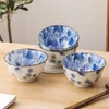 Estilo japonês de estilo azul e branco tigela de arroz vintage Padrão floral de ondas marinhas de 5 polegadas tigela de porcelana para restaurante de sushi em casa 14 onças