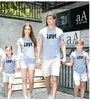 Kärlek familj ser bomull mor far son dotter kläder matchande outfit sommar kortärmad t-shirt topp kläder 210429