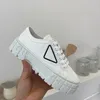 8 färggummiplattform inspirerad av motocross däck definierar den ovanliga utformningen av dessa nylon gabardine sneakers. Logotypen triangeln dekorera 50 mm 35-40