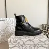 Designer Dames Cool Buckle Boots 100% Cowhide Classic Black Luxury enkel metaalleer Dikke Heel Fashion Damess Martin Boot matching met doos 35-40