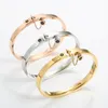 Luxury Gold Plating Lucky Flower Cuff Bangles With Chain Charm Women Armband For Men Wedding Party Jewelry Gift Bangle257K