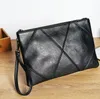 Fabrik Großhandel Marke Männer Tasche Street Fashion Stickerei Thread Clutch Taschen einfache atmosphärische Leder Kupplungen Handtasche große Kapazität Lederhandtaschen