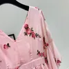 Gaganight zomer zoete bandage bloemen borduurwerk jurk vrouwen roze lange vlinder mouw V-hals jurk vintage sexy feestjurken 210519