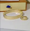 Anello in acciaio al titanio stile moda Bracciale Uomo Donna Bracciale Anelli Set Iniziali incise Fiore Singolo rivetto Nanogram Bracciale Braccialetti Anello