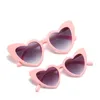 Familiengepackte Sonnenbrille Eltern und Kind Größe zwei Gläser für Mutter Tochter Schöne Mode Katze Eye Heart Design Brillen Eyewear