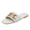 TX004 Sommar Mode Flat Kvinnors Tofflor Med Metall Dekoration Vit Blå Rosa PU Läder Sandaler För Utomhus Bär Flip Flops By Sea