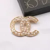 Simple Petit Vent Doux Luxurys C Desinger Broche Femmes Perle Strass Lettres Broches Costume Pin Mode Bijoux Vêtements Décoration Haute Qualité Accessoires