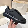 Scarpe casual modello classico nuovo design amanti delle suole graffiti suola spessa pelle bianca Scarpe nere sneakers outdoor da uomo e da donna